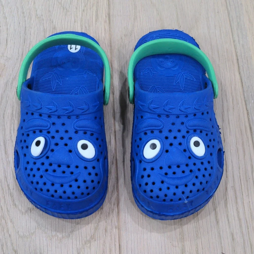 Foam Kids Shoes smiley face blue unbranded size 11 EU 28